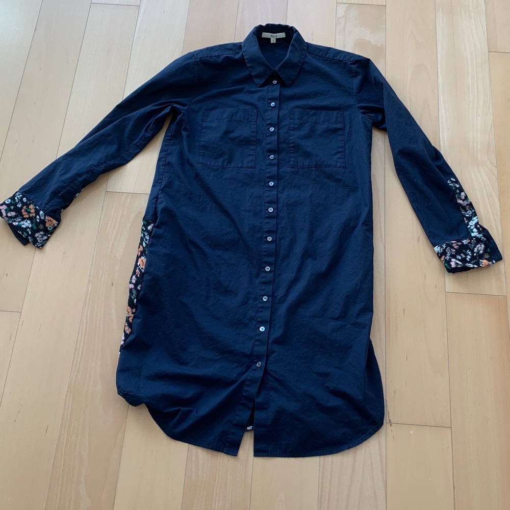 Rhié blue tunic with floral accents. Like new